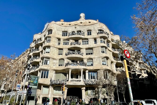 3-Hour Private Gaudi Bike Tour - The guide can make the architecture readable