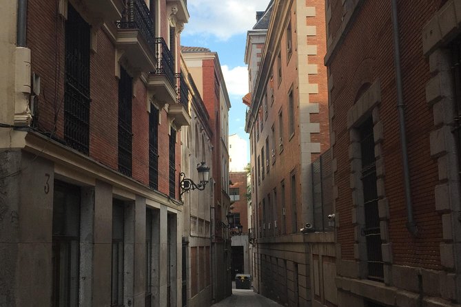 Architour through Lavapiés and Rastro with an architect - Tapas and Madrid advice at Mercado San Fernando