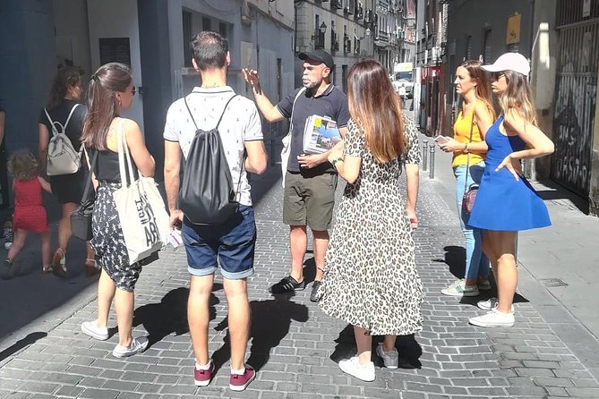 Architour through Lavapiés and Rastro with an architect - El Rastro on Sunday, vintage shops on other days
