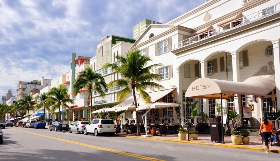 Art Deco, History and Crime Bike Tour with Design Enthusiast - The city’s harder stories