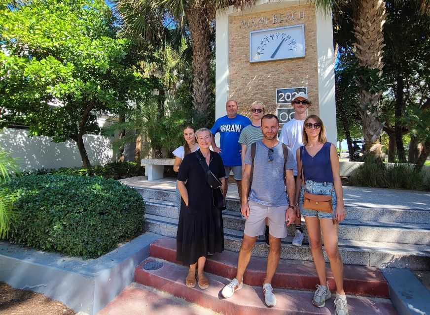 Art Deco Tour of South Beach in French - Ocean Drive, where Miami puts on a show