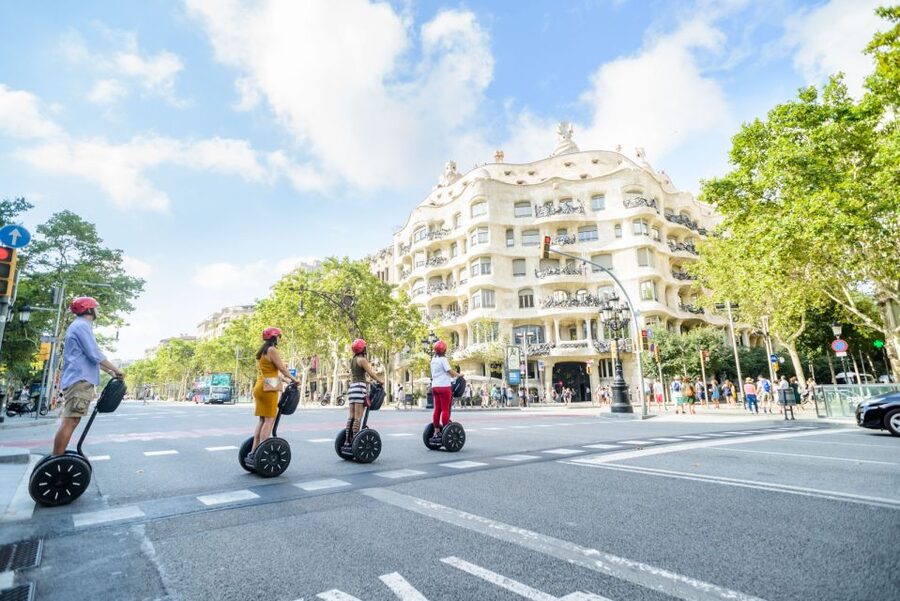Barcelona: 2,5hr Art of Gaudí Segway Tour - Guide quality and group size