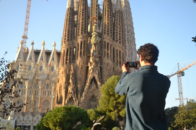 Barcelona 3-hour Bike or E-Bike Tour: Gaudí By Bike - Twenty minutes at the Sagrada Família