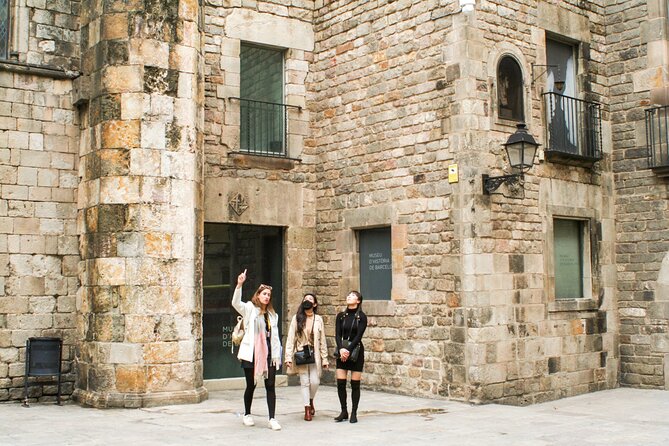 Barcelona all included: Sagrada, Park Güell, Montjuic & Gothic - How much walking and waiting should you expect?