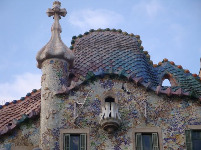 Barcelona: Art Nouveau & Gaudí Tour - The guide and the pace of the walk