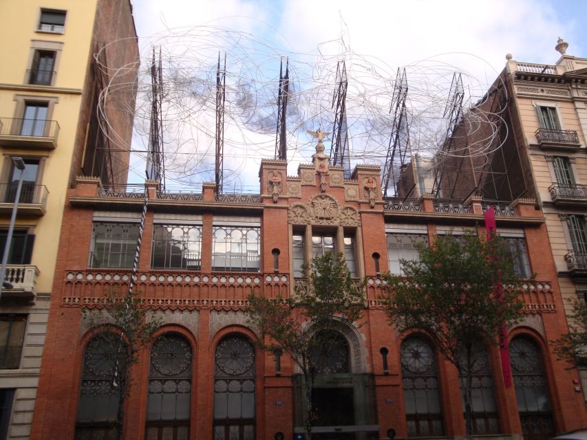 Barcelona: Art Nouveau & Gaudí Tour - Gaudí’s houses, dragons, and unexpected details