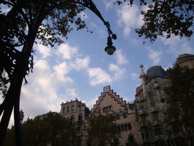Barcelona: Art Nouveau & Gaudí Tour - Cerdà’s city plan and the corners you keep noticing