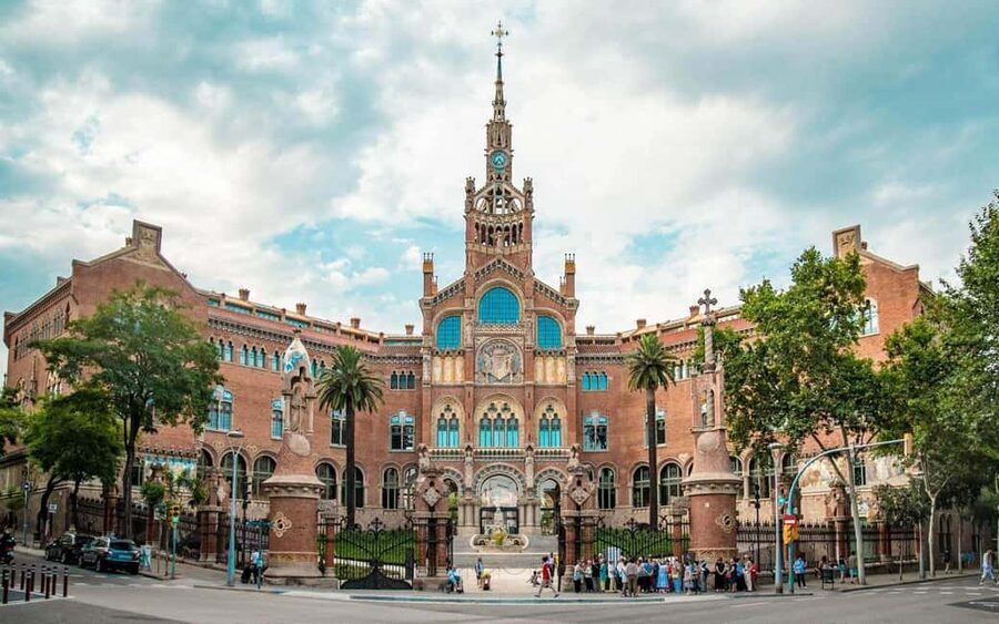 Barcelona Beyond Gaudí: Modernism, Rooftops, and Hidden Gems - Passeig de Gràcia and Gaudí’s famous façades