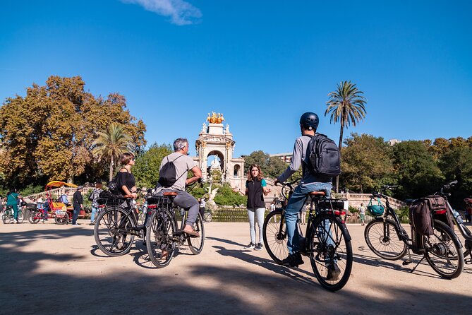 Barcelona Bike tour, Gaudí houses or beach bike or eBike tour - Ciutadella Park and Arc de Triomf
