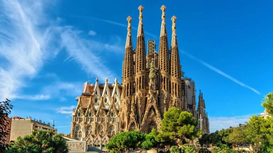 Barcelona: Bike Tour & Sagrada Familia Skip-the-Line Tickets - From narrow lanes to the Eixample grid