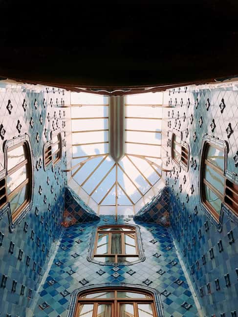 Barcelona: Casa Batlló Early Access Guided Tour - Inside Casa Batlló, look for meaning in the strange forms