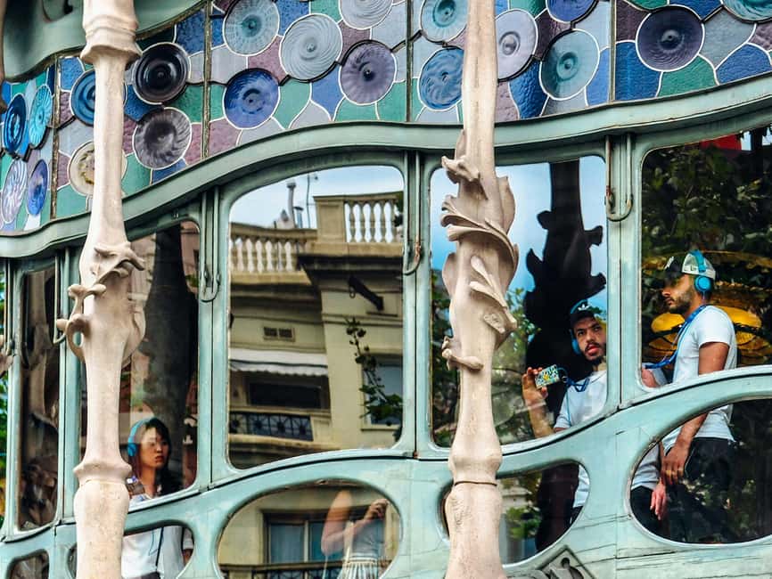 Barcelona: Casa Batlló Early Access Guided Tour - A small group makes Casa Batlló easier to read