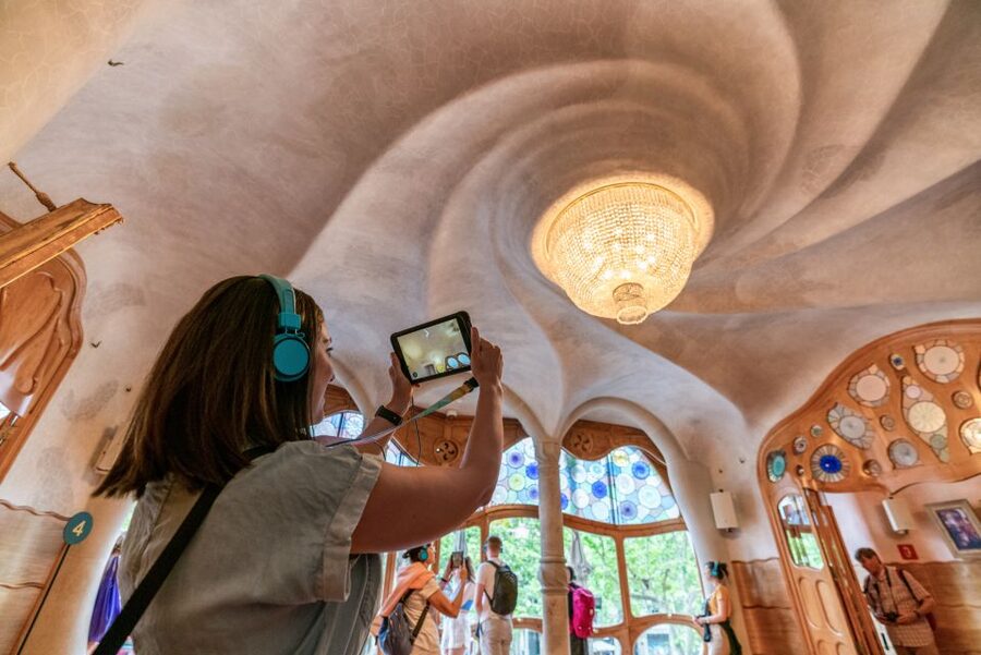 Barcelona: Casa Batlló Entry with Self-Audioguide Tour - Starting the Visit on Passeig de Gràcia