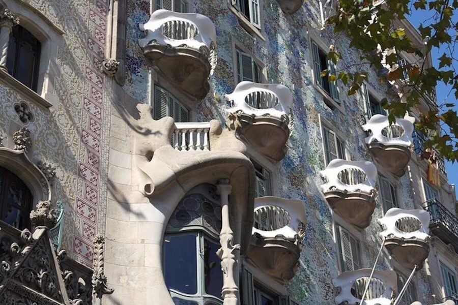 Barcelona: Casa Batlló, La Pedrera, & Chocolate Tasting Tour - La Pedrera and the rooftop finish