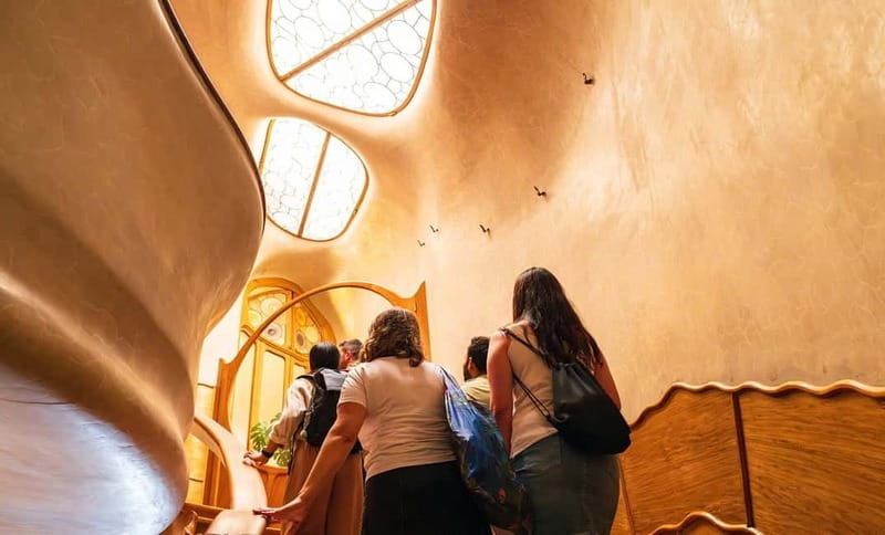 Barcelona: Casa Batlló Tour and Optional White Rabbit Museum - Guide style, language, and group feel