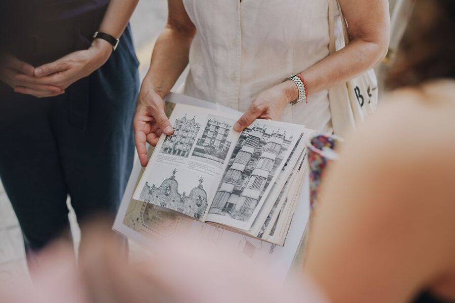 Barcelona: Discover Gaudi Architectural Guided Tour - Gaudí’s turning points, from Manhattan to the Sagrada Família