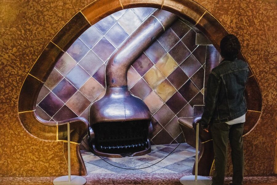 Barcelona: Discover Gaudí, Sagrada Familia, and Park Güell - Casa Milà and the Passeig de Gràcia pause