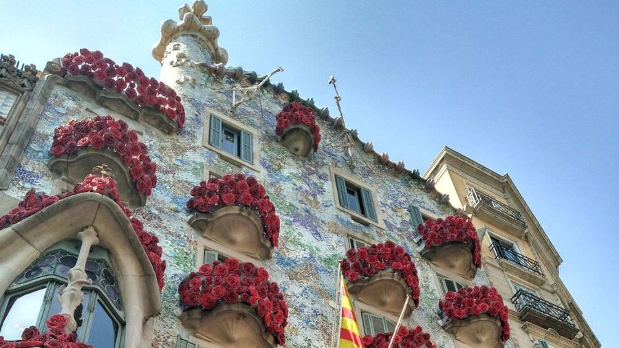 Barcelona: Evening Walking Tour in the Gaudi Area with Tapas - Guides can shape the whole evening
