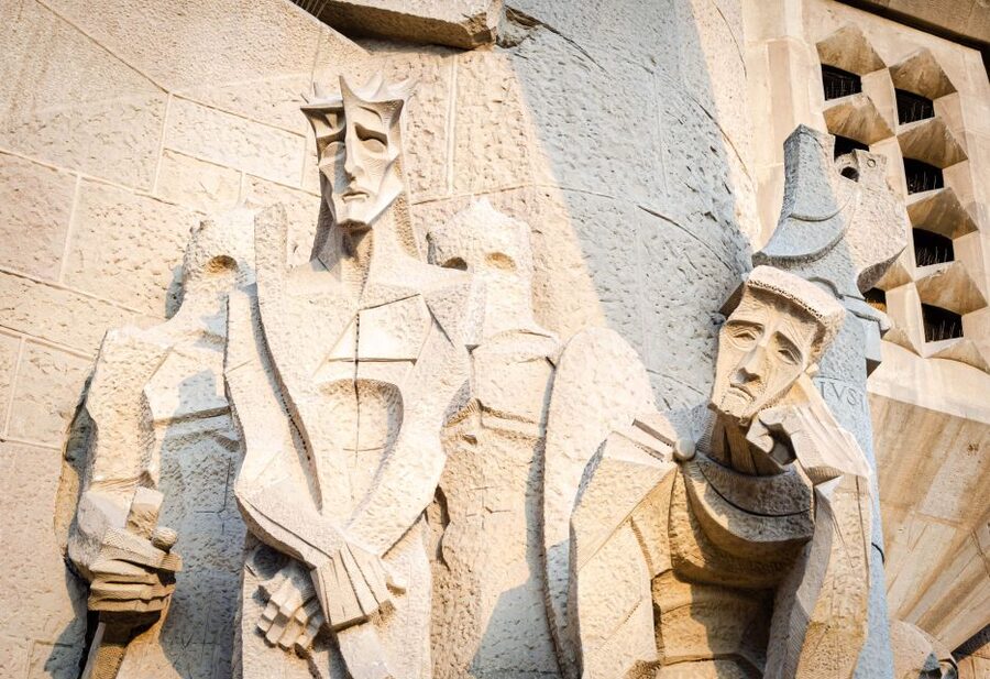 Barcelona: Exclusive Sagrada Familia Private Guided Tour - Languages, group size, and comfort