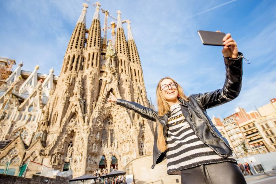 Barcelona: Foodie Walking Tour with Sagrada Familia Tickets - A food-first introduction to Barcelona