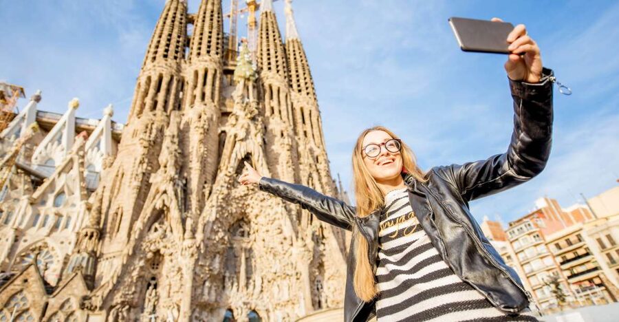 Barcelona: Foodie Walking Tour with Sagrada Familia Tickets - Timing, cancellation, and practical details