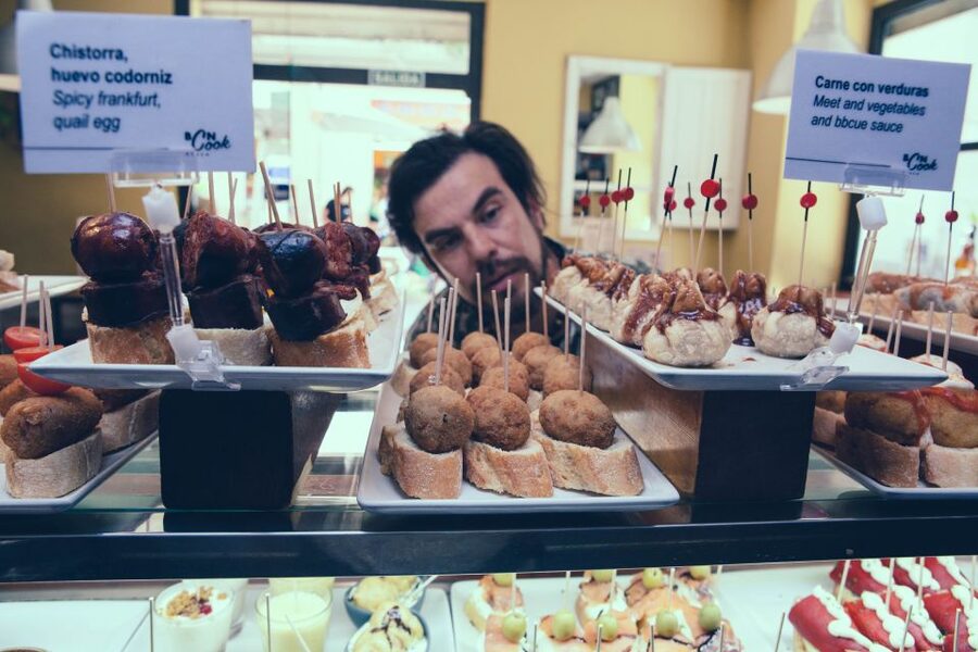 Barcelona: Foodie Walking Tour with Sagrada Familia Tickets - Churros and hot chocolate at La Pallaresa