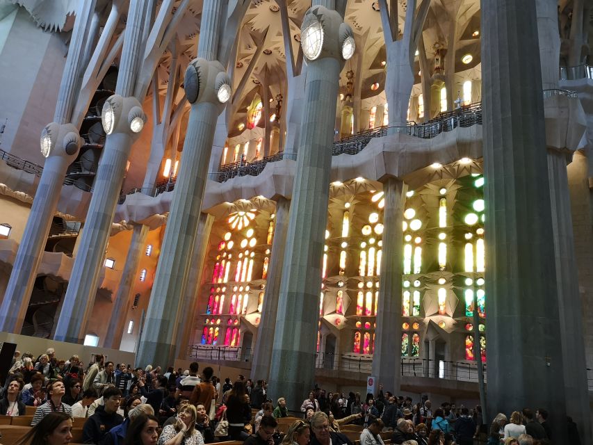 Barcelona: Foodie Walking Tour with Sagrada Familia Tickets - Taxi transfer to Sagrada Familia