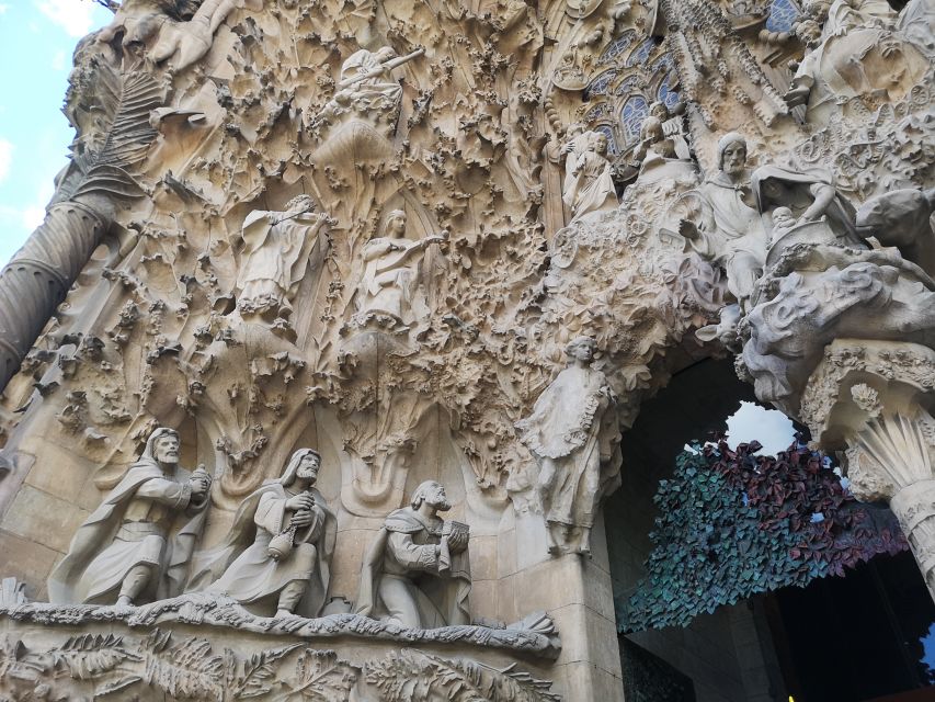Barcelona: Foodie Walking Tour with Sagrada Familia Tickets - Inside Sagrada Familia for about one hour