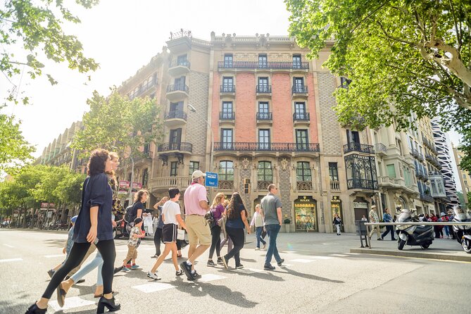 Barcelona Gaudi and Sagrada Familia Tour - Guides, group size, and the human side of the tour