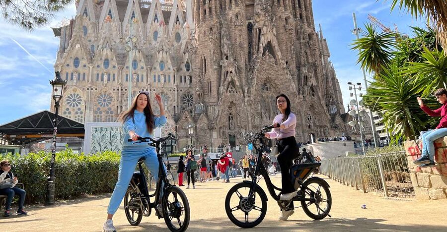 Barcelona: Gaudi Guided E-Bike Tour - A fast introduction to Gaudi and Barcelona