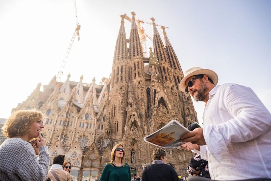 barcelona: Gaudi Highlights eBike tour - From the park to the waterfront and Olympic area