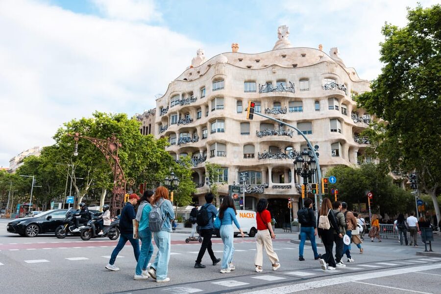 Barcelona: Gaudí Houses & Sagrada Familia Tour - Casa Batlló and the marine-inspired facade