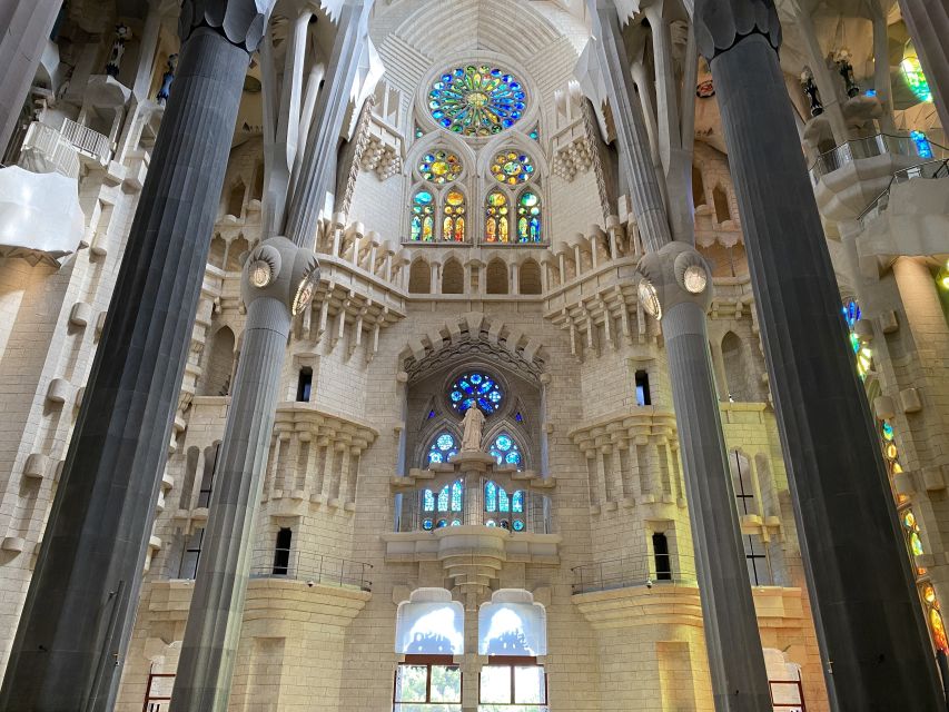 Barcelona: Gaudí Houses & Sagrada Familia Tour - The two-hour break in the Eixample