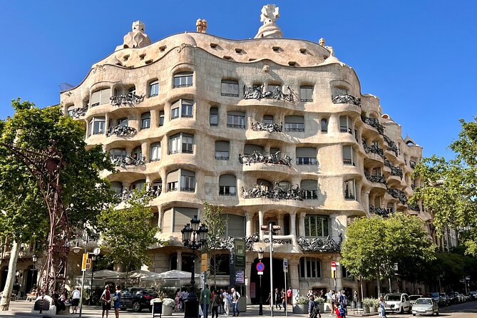 Barcelona Gaudi Houses Tour: Casa Vicens, Pedrera & Casa Batlló - Casa Batlló: a short finish with a dramatic facade