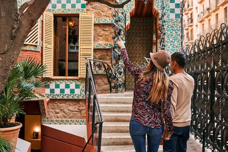 Barcelona: Gaudi's Casa Vicens Skip-the-Line Entrance Ticket - Arriving at Carrer de les Carolines