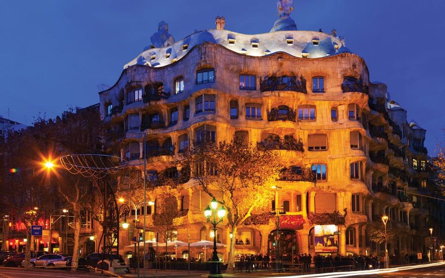 Barcelona: Gaudí Sightseeing Guided Segway Tour - Parc de la Ciutadella and the Arc de Triomf
