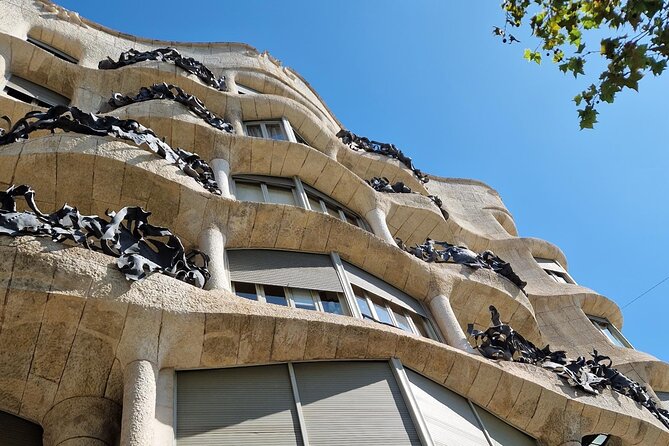 Barcelona: Gaudí, Tapa, Drink & Hidden Architectural Gems - The included metro ride to Sagrada Família