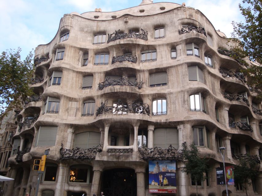 Barcelona: German City Tour from Gaudí's Perspective - Key points to know before booking