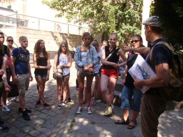 Barcelona: German City Tour from Gaudí's Perspective - A relaxed walk, not a race between monuments