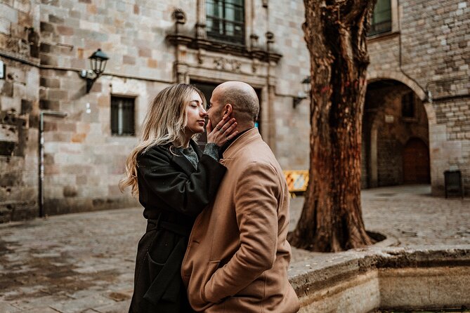 Barcelona Gothic Quarter cinematic photoshoot - The Kiss mural ends the route with a modern note