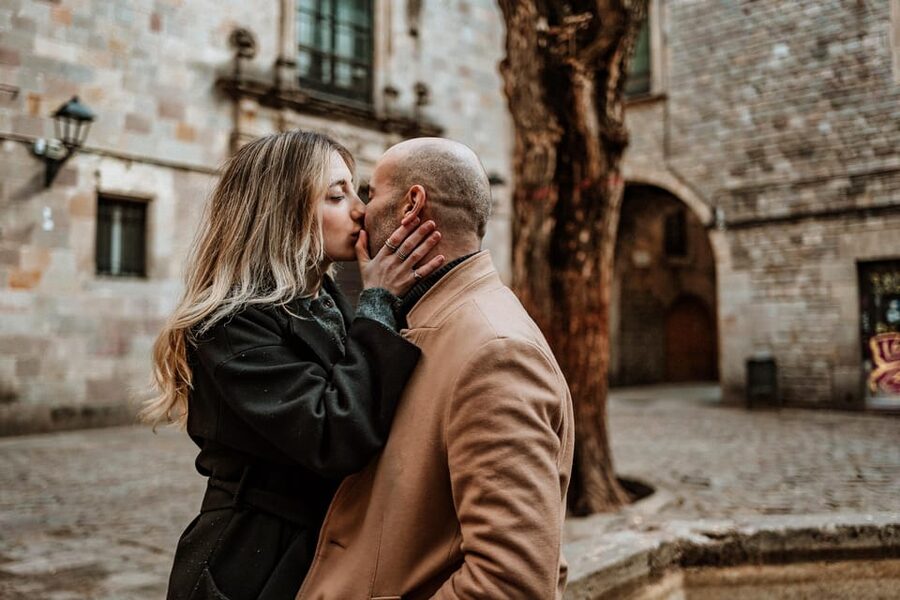 Barcelona: Gothic Quarter Cinematic Photoshoot and Guide - Who will get the most from it