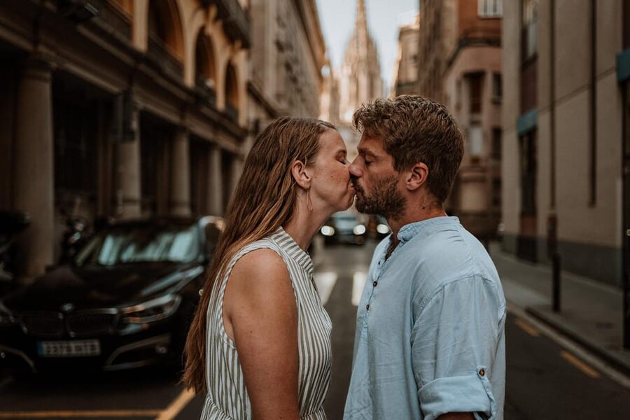 Barcelona: Gothic Quarter Cinematic Photoshoot and Guide - Timing, cancellation, and language