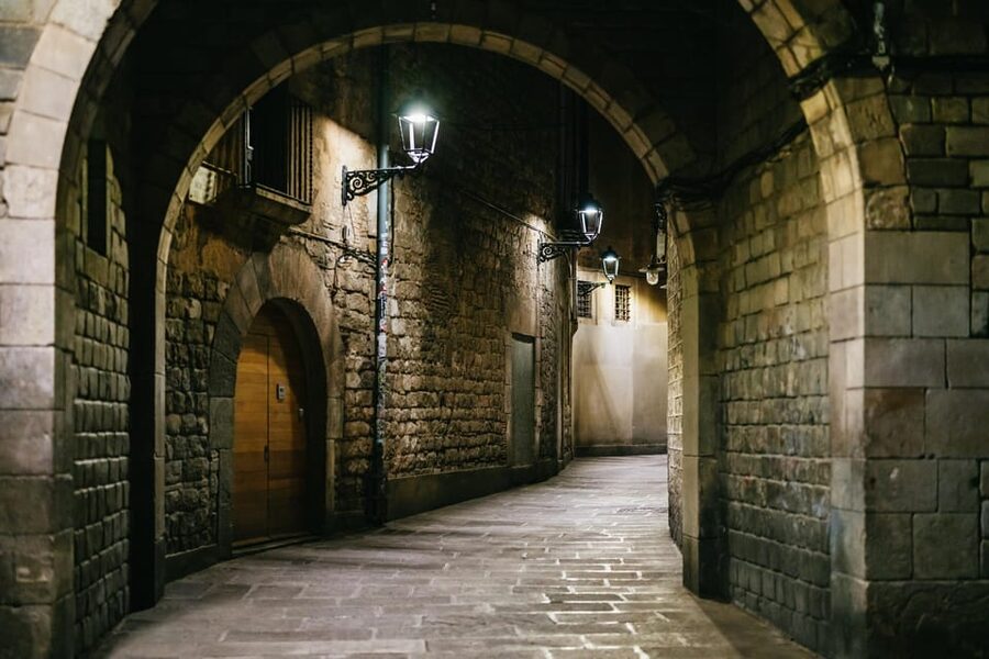 Barcelona: Gothic Quarter Ghosts and Legends Walking Tour - Stories of murder, crime, and political conflict