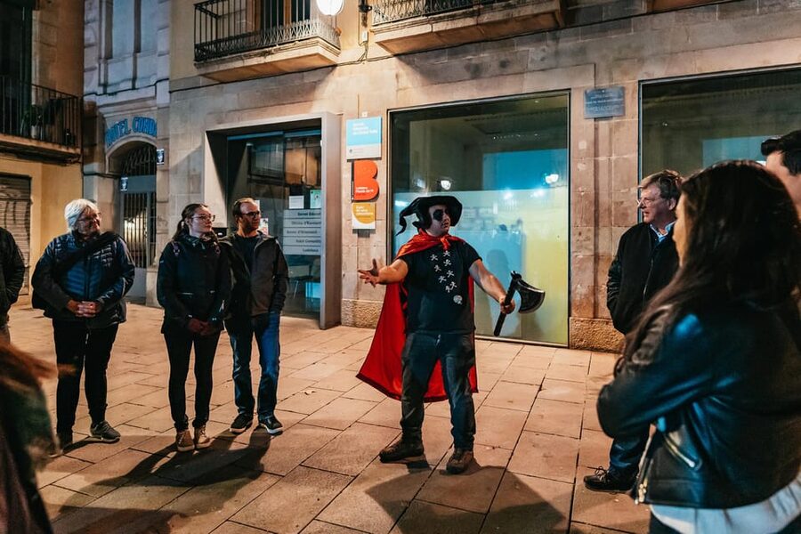 Barcelona: Gothic Quarter Ghosts and Legends Walking Tour - Guides make the biggest difference