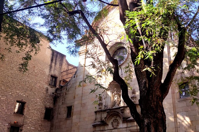 Barcelona Gothic Quarter History Tour - Plaça Reial and the final local detail
