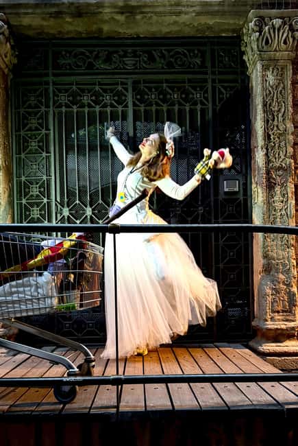 Barcelona: Gothic Quarter immersive walking tour - Language, walking, and practical comfort