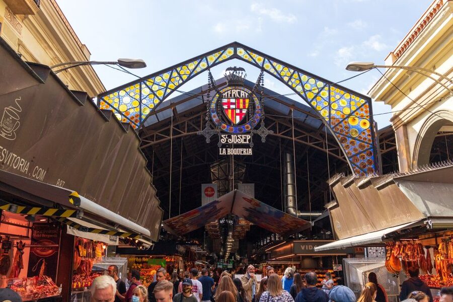 Barcelona: Gothic Quarter & La Sagrada Familia Private Tour - Gothic Quarter: medieval lanes and modern street life
