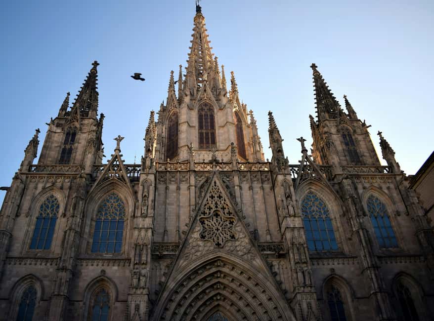 Barcelona: Gothic Quarter Legends, Drinks and candy Tour - Starting at Plaça de Catalunya