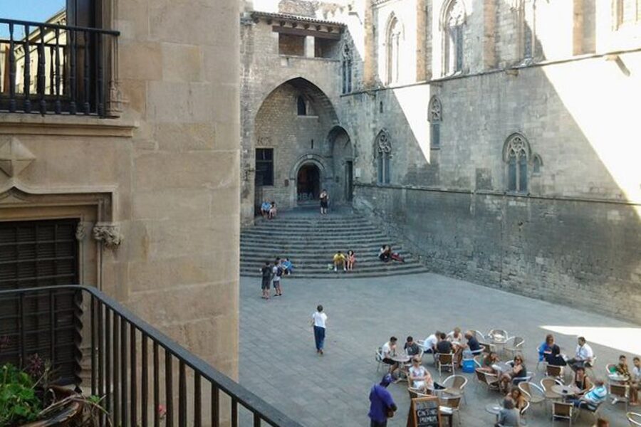 Barcelona: Gothic Quarter Legends Walking Tour with Tapas - Why the Gothic Quarter works best with a guide