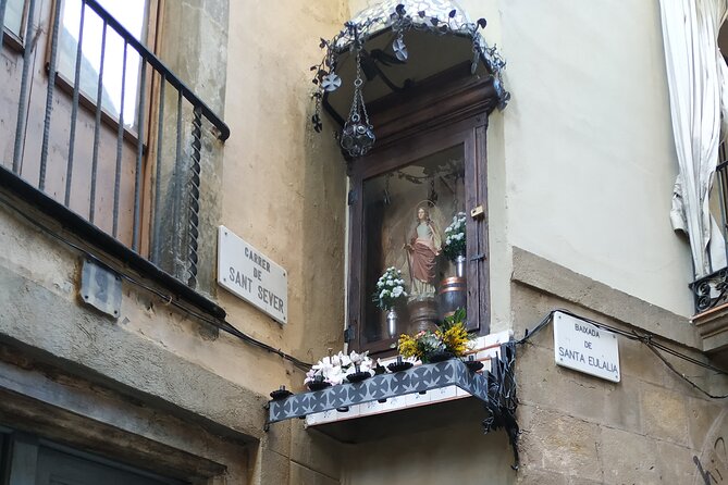 Barcelona Gothic Quarter Old Town Private Tour - Roman tombs and the city beneath the city